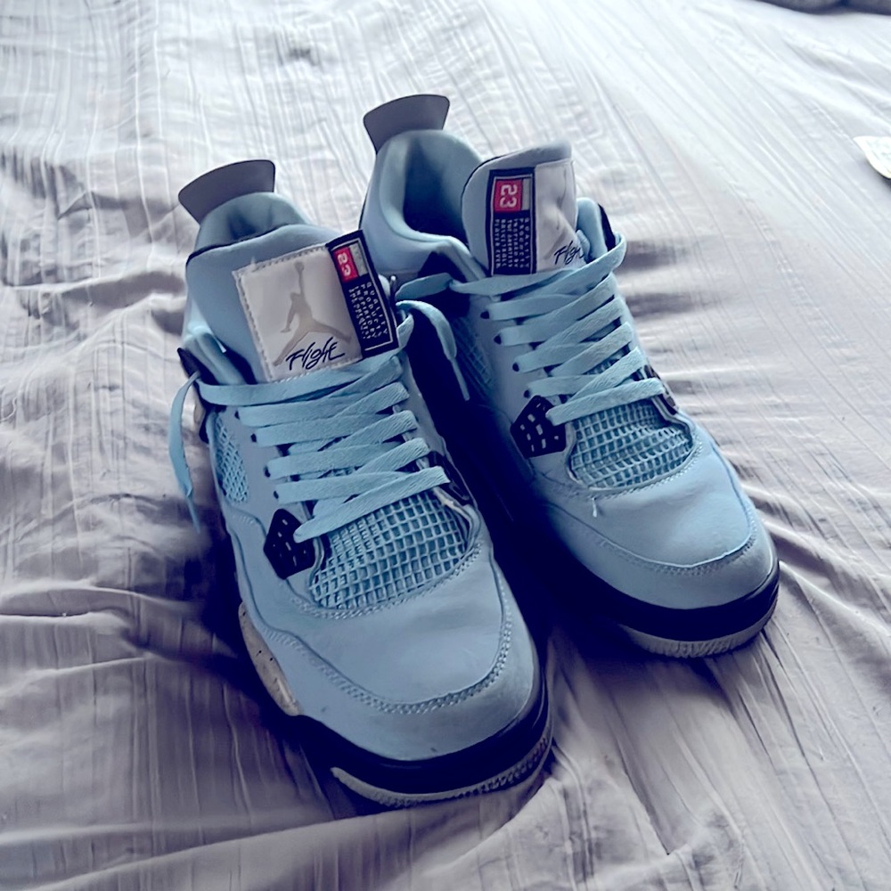 Jordan 4 UNC 9/10. size 9.5 Men’s